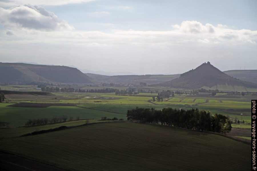 Paysage de mesas au sud-est de Barumini. Photo © Alex Medwedeff