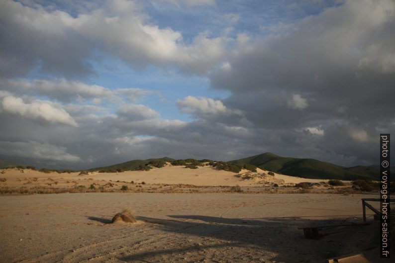 Dune di Piscinas ed i Monti dell'Arburese. Photo © Alex Medwedeff