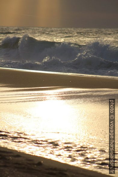 Contre-jour et déferlante à la plage de Piscinas. Photo © André M. Winter