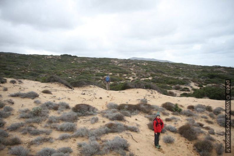 André et Nicolas dans les dunes. Photo © Alex Medwedeff