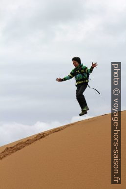 Nicolas saute d'une dune fraîchement amassée. Photo © André M. Winter