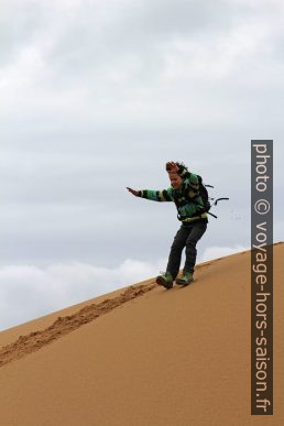 Nicolas saute d'une dune fraîchement amassée. Photo © André M. Winter