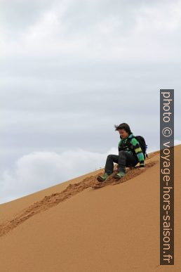 Nicolas saute d'une dune fraîchement amassée. Photo © André M. Winter