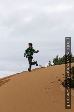 Nicolas court d'une dune fraîchement amassée. Photo © André M. Winter