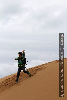 Nicolas court d'une dune fraîchement amassée. Photo © André M. Winter