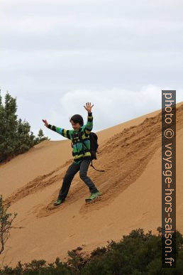 Nicolas court d'une dune fraîchement amassée. Photo © André M. Winter