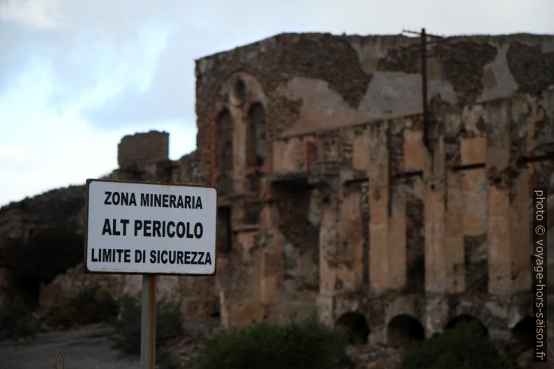 Panneau avertissant des danges des ruines de Naracauli. Photo © Alex Medwedeff