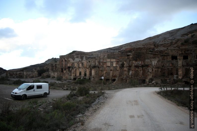 Notre Trafic dans les ruines de Naracauli. Photo © Alex Medwedeff