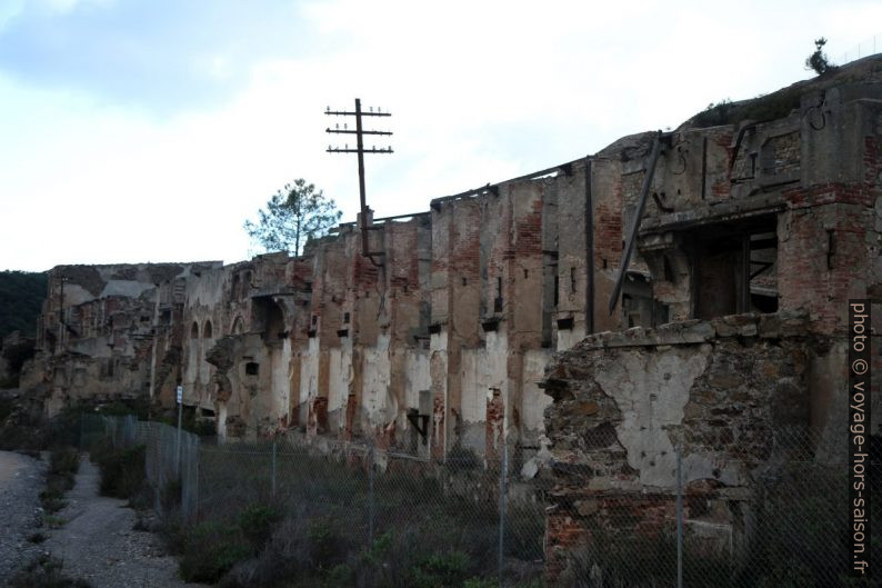 Ruines minières de Naracauli. Photo © Alex Medwedeff