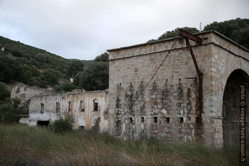 Ruines industrielles de Naracauli. Photo © Alex Medwedeff