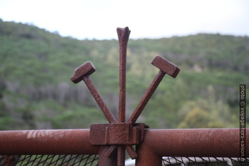 Symbole minier marteaux et burin sur un portail de Pozzo Gal. Photo © Alex Medwedeff