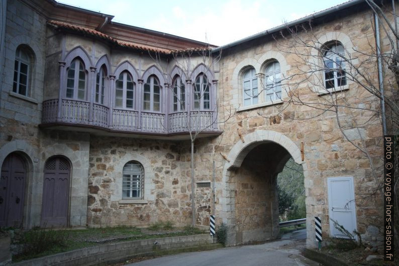 La rourte passe sous le Palais de Ingurtosu. Photo © Alex Medwedeff