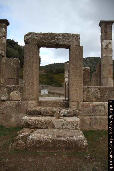 Accès lateral à la cella du Temple d'Antas reconstitué. Photo © Alex Medwedeff
