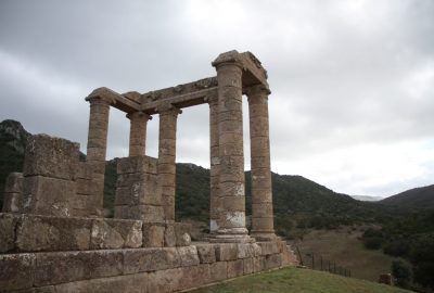 Colonnes de la partie antérieure du Temple d'Antas. Photo © Alex Medwedeff