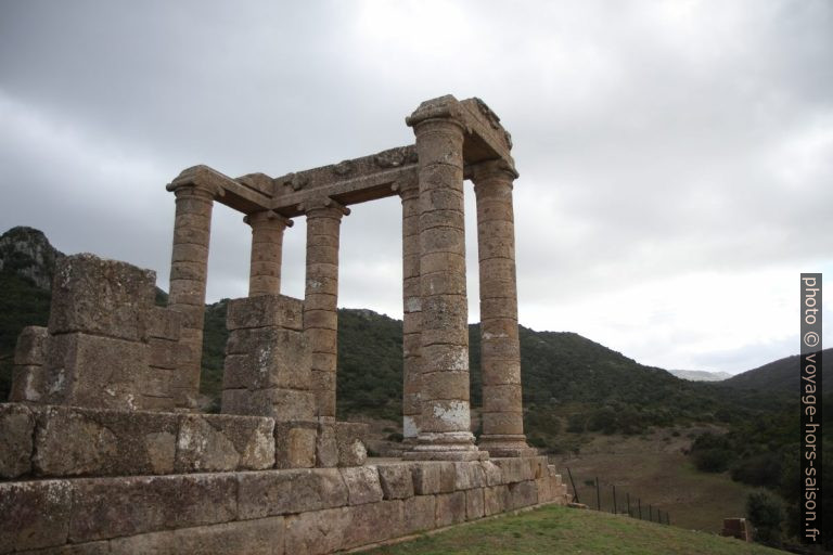 Colonnes de la partie antérieure du Temple d'Antas. Photo © Alex Medwedeff