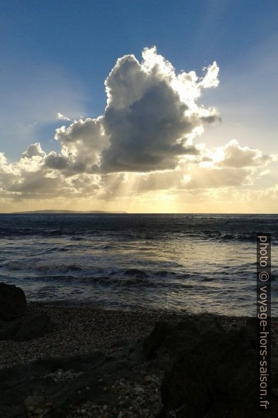 Nuages, soleil et mer. Photo © André M. Winter