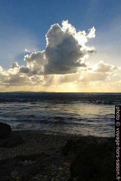 Nuages, soleil et mer. Photo © André M. Winter