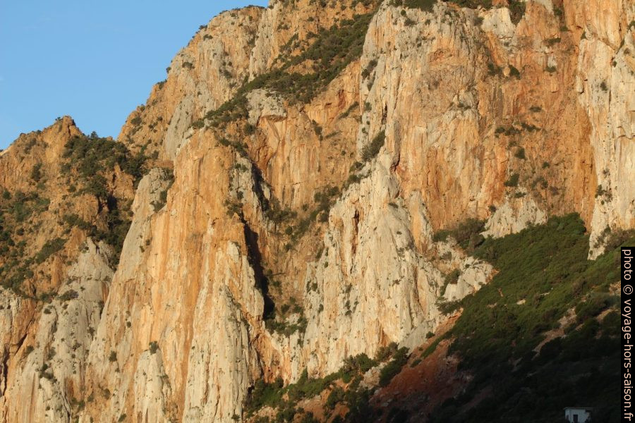 Falaises calcaires de Masua. Photo © André M. Winter