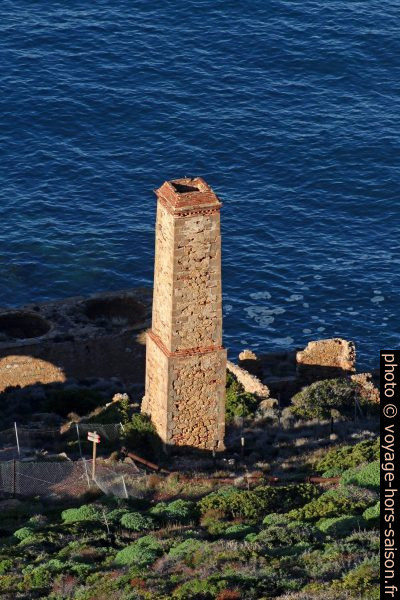 Cheminée de la Laverie Larmamora devant la mer bleue. Photo © André M. Winter
