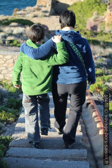 Nicolas et Alex descendent les marches enlacés. Photo © André M. Winter