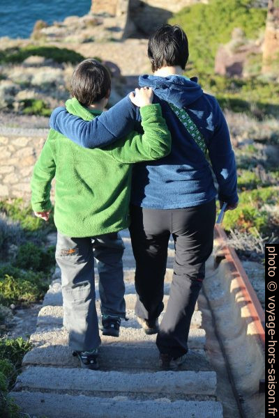 Nicolas et Alex descendent les marches enlacés. Photo © André M. Winter