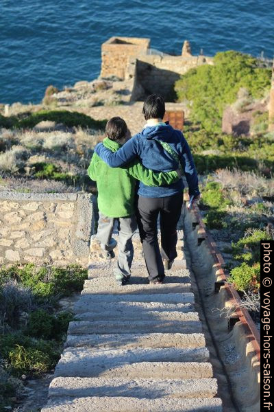Nicolas et Alex descendent les marches enlacés. Photo © André M. Winter