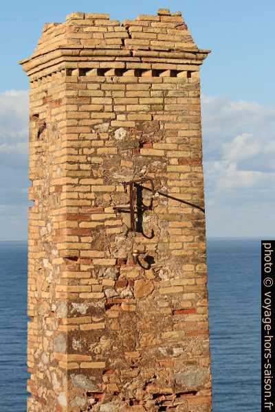 Cheminée de la Laverie Larmamora devant la mer bleue. Photo © André M. Winter