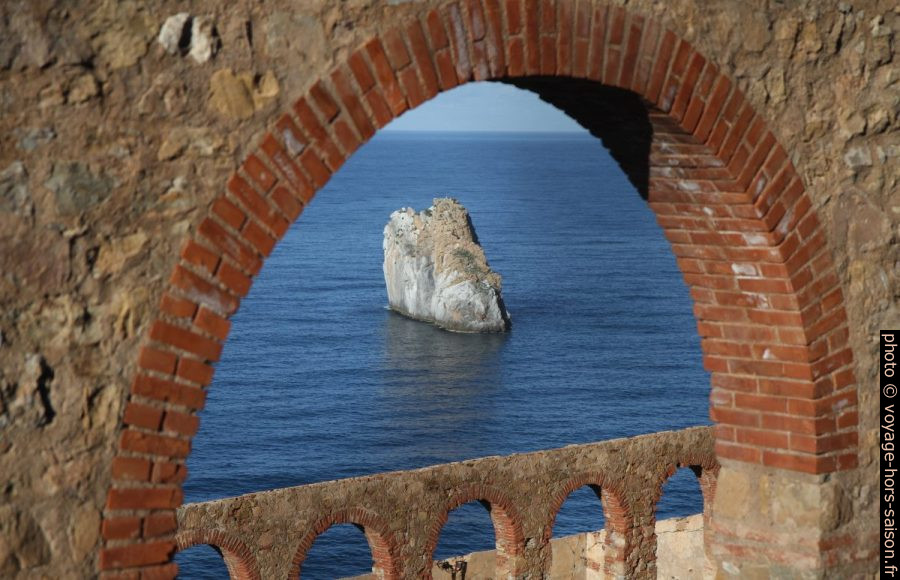 Îlot vu par un arc dans les ruines de la Laverie Larmamora. Photo © Alex Medwedeff