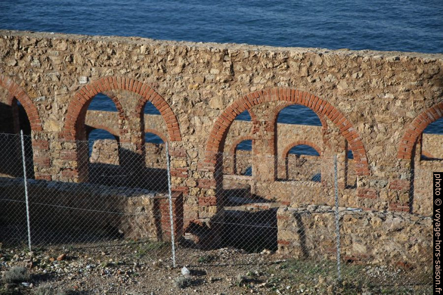 Murs et arcs de la Laverie Larmamora devant la mer bleue. Photo © Alex Medwedeff
