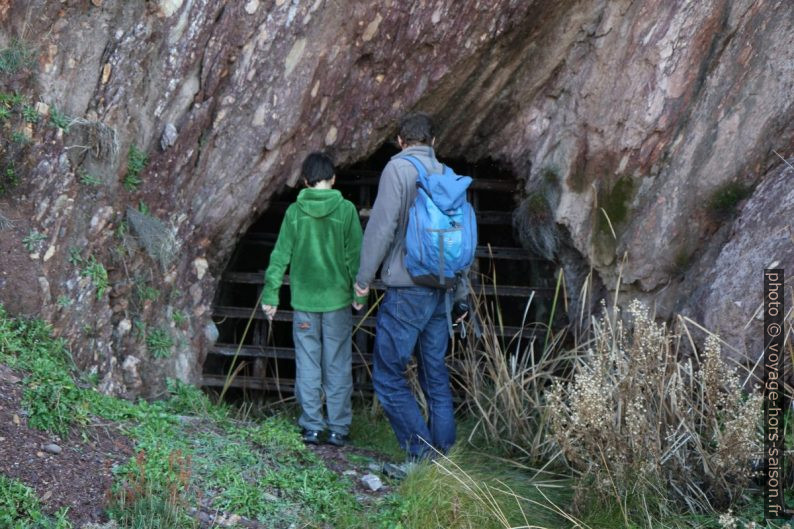 Nicolas et André devant une entrée de la mine de Nebida. Photo © Alex Medwedeff