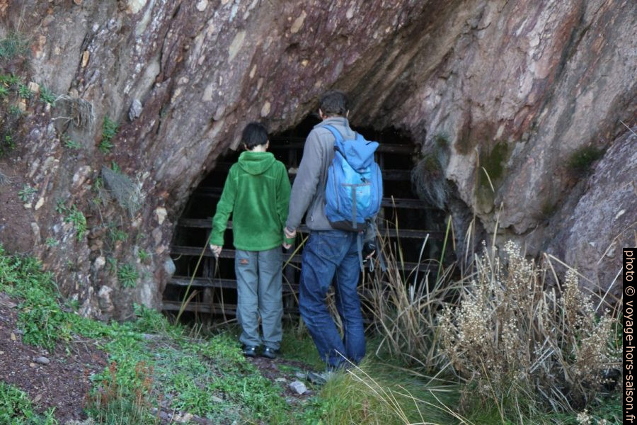 Nicolas et André devant une entrée de la mine de Nebida. Photo © Alex Medwedeff