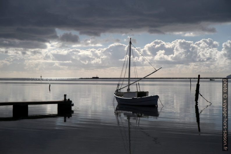 Voilier dans le calme Golfo di Palmas. Photo © Alex Medwedeff