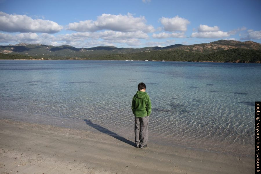 Nicolas près de l'eau calme entre les caps Malfatano et Spartivento. Photo © Alex Medwedeff