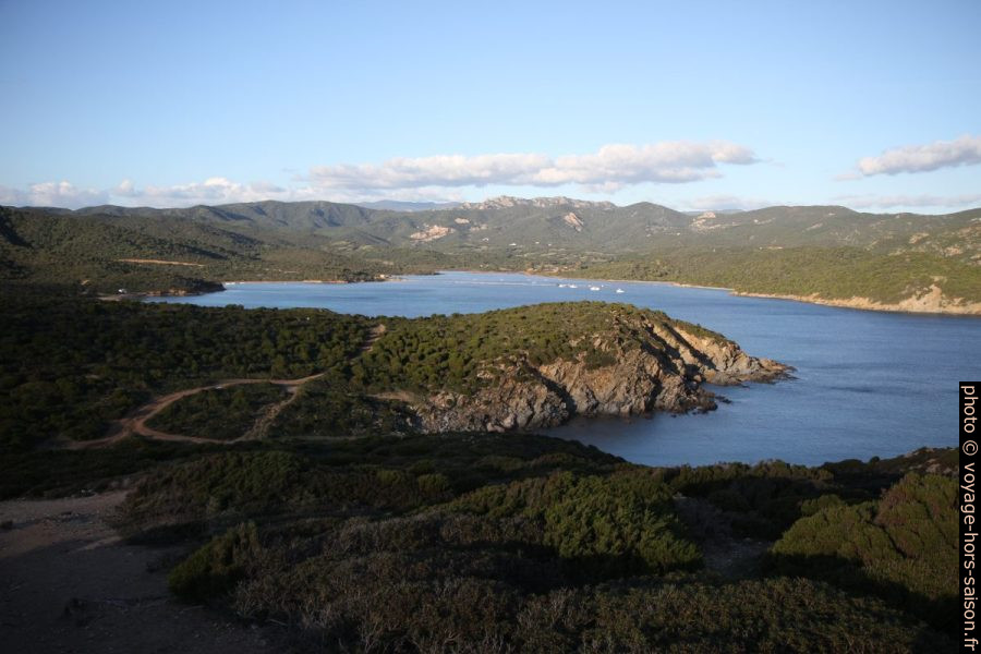 Capo Malfatano et Porto Malfatano vu de la tour espagnole. Photo © Alex Medwedeff