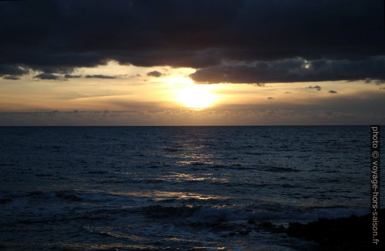 Coucher du soleil au Capo Malfatano le 31 décembre. Photo © Alex Medwedeff