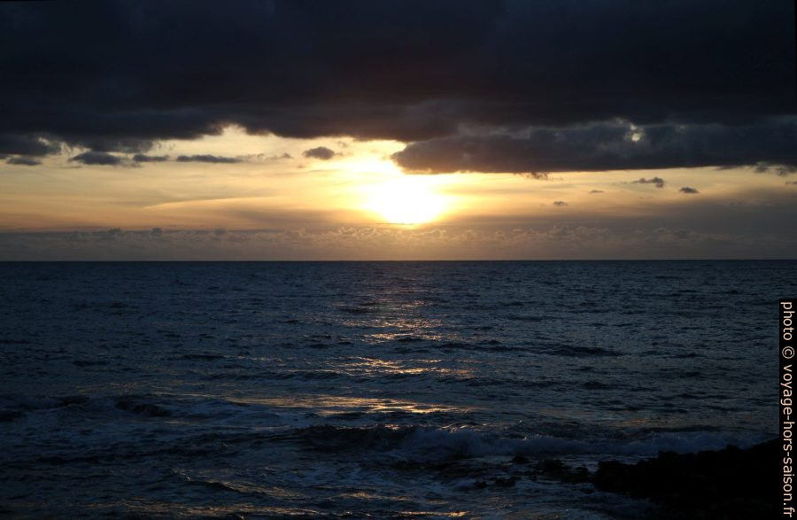 Coucher du soleil au Capo Malfatano le 31 décembre. Photo © Alex Medwedeff