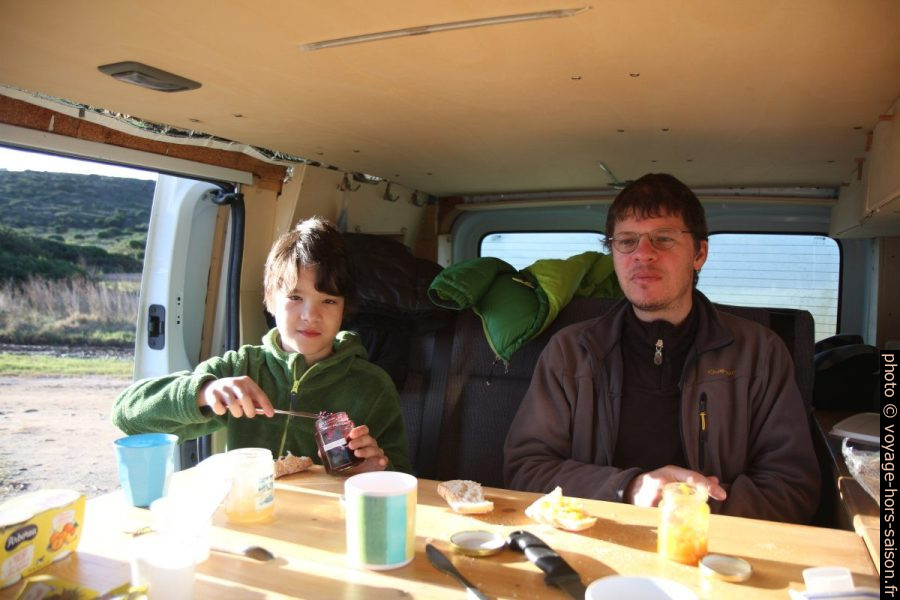 Nicolas et André déjeunent pas très bien réveillés dans le trafic. Photo © Alex Medwedeff