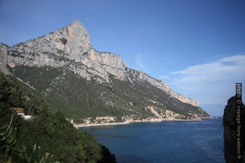 Vue de la Padra Longa vers Selvaggio Blu. Photo © Alex Medwedeff