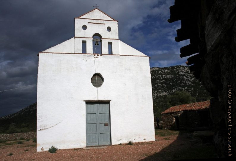 Façade blanche de San Pietro del Golgo. Photo © Alex Medwedeff