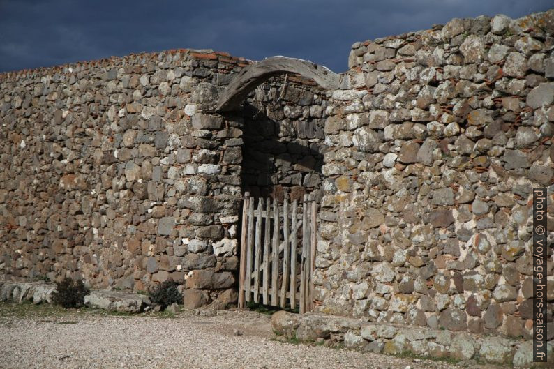 Portail de l'enclos de San Pietro. Photo © Alex Medwedeff