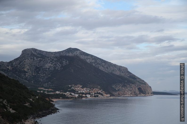 Cala Gonone e Monte Irveri. Photo © Alex Medwedeff