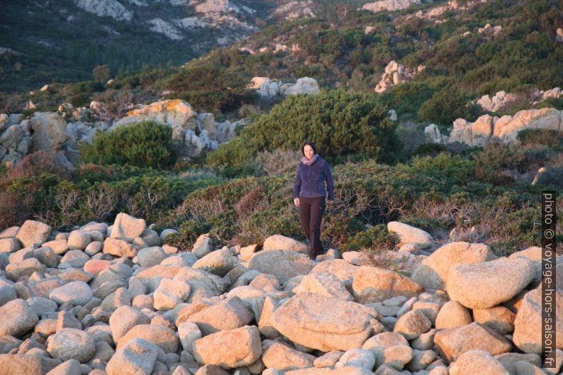 Alexandra sur les rochers ronds du Capo Comino. Photo © André M. Winter