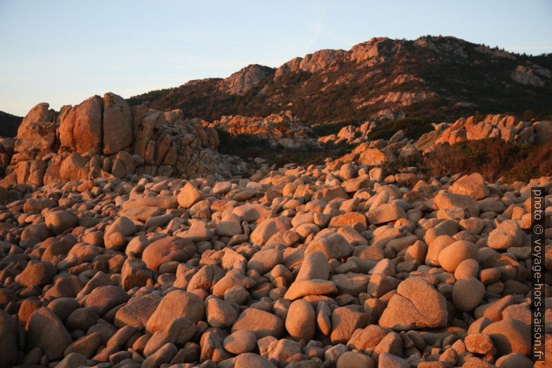 Rochers arrondis du Capo Comino. Photo © Alex Medwedeff