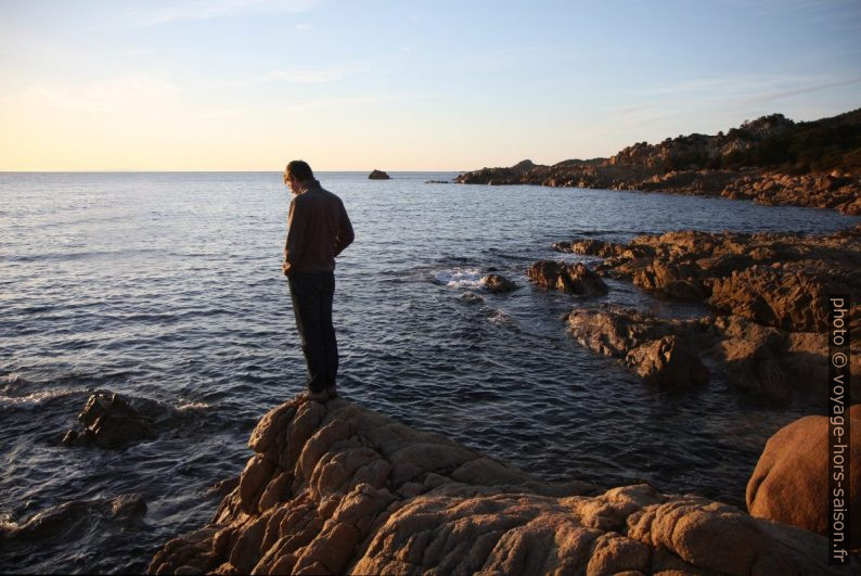 André sur les rochers. Photo © Alex Medwedeff