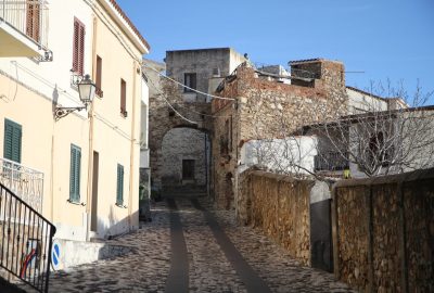 Ruelle avec porte de village à Posada. Photo © Alex Medwedeff