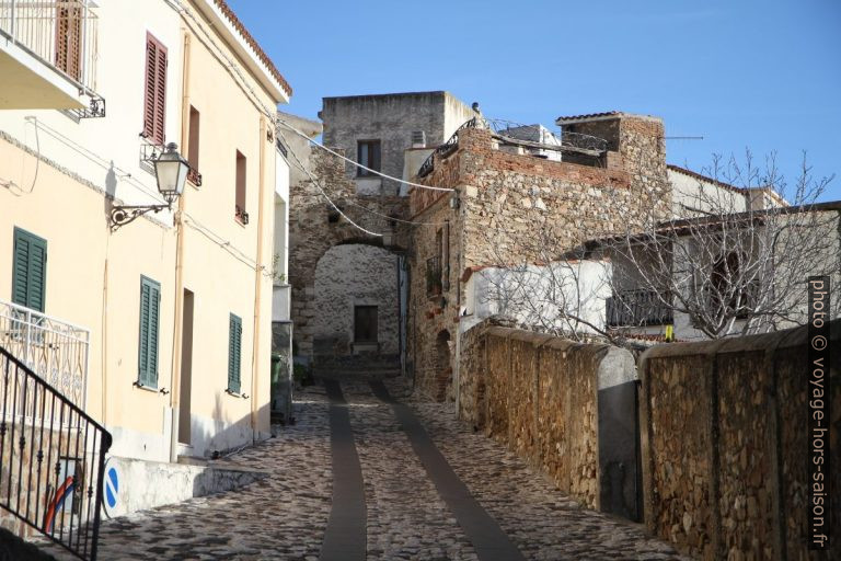 Ruelle avec porte de village à Posada. Photo © Alex Medwedeff
