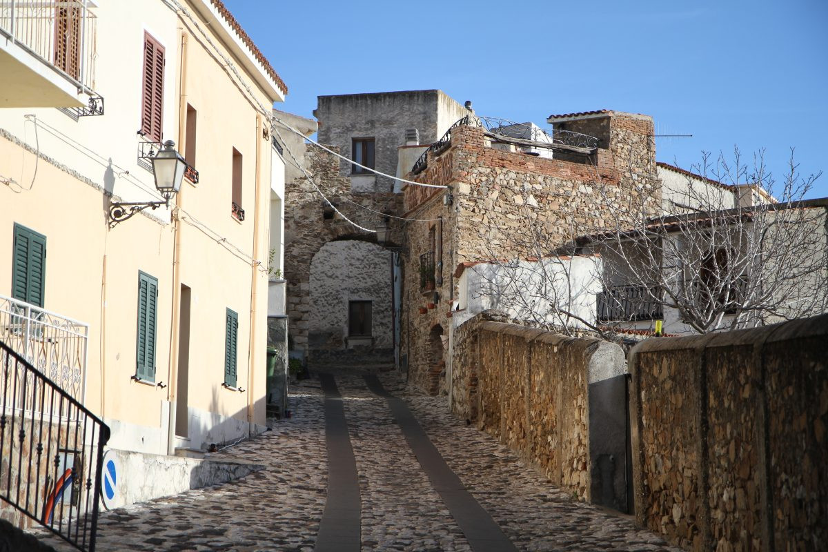 Ruelle avec porte de village à Posada. Photo © Alex Medwedeff