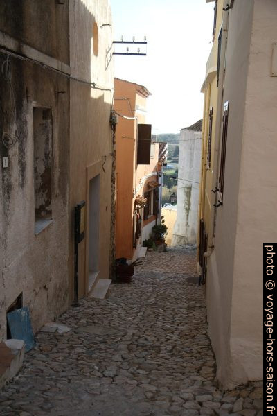 Ruelle étroite à Posada. Photo © Alex Medwedeff