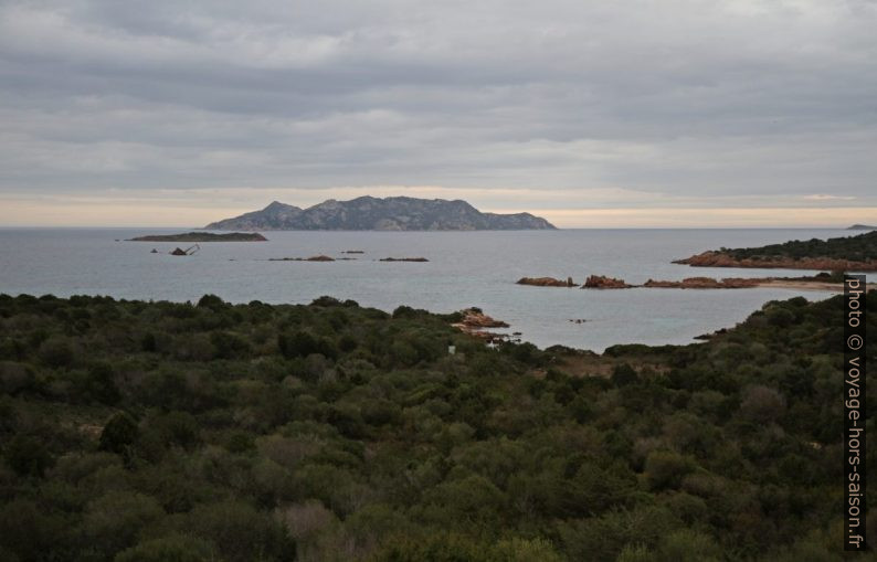 Épave rouillée du Chrisso et l'Isola Rosso. Photo © Alex Medwedeff