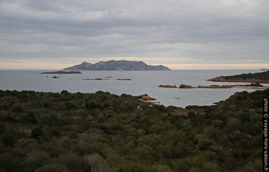 Épave rouillée du Chrisso et l'Isola Rosso. Photo © Alex Medwedeff